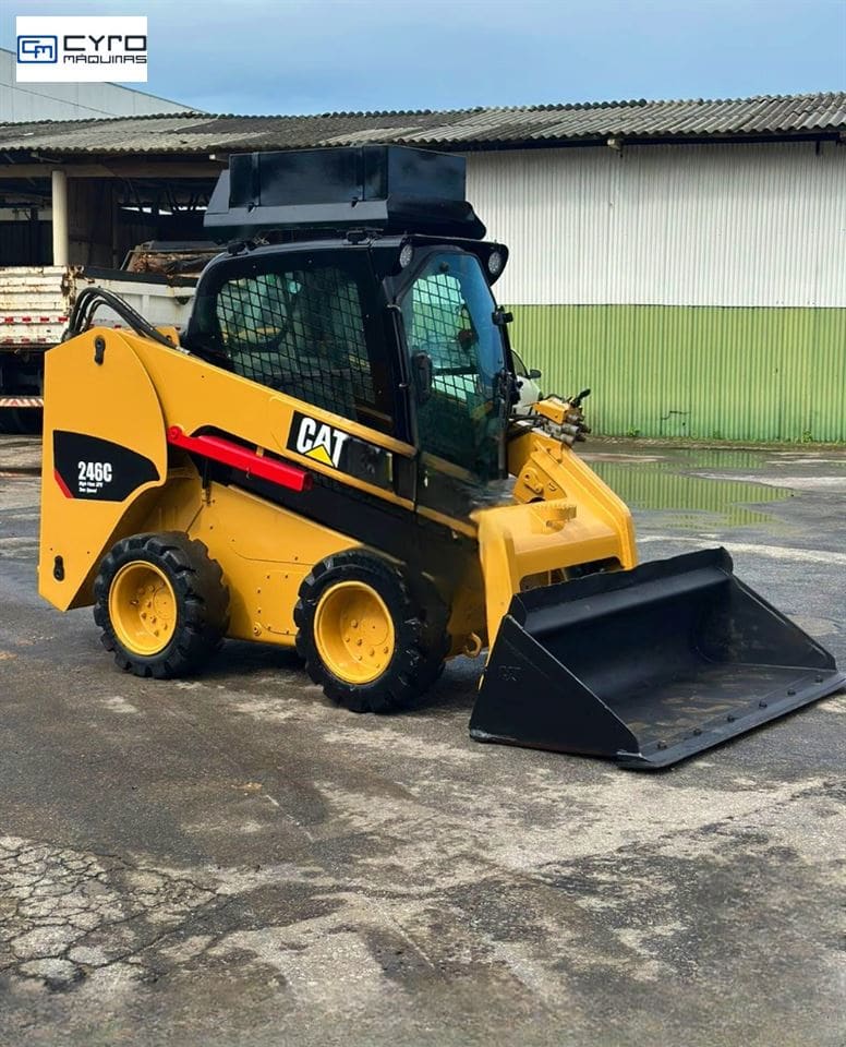 Mini-Carregadeira Caterpillar 246C 2011 - Imagem 2