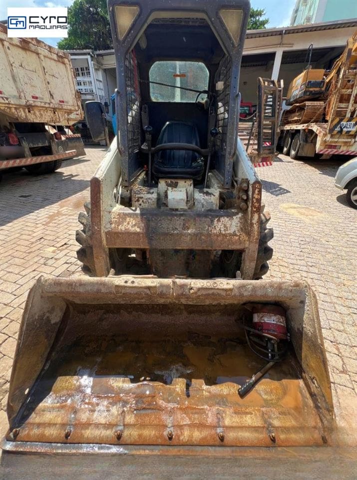 Mini-Carregadeira Bobcat S130 2013 - Imagem 3