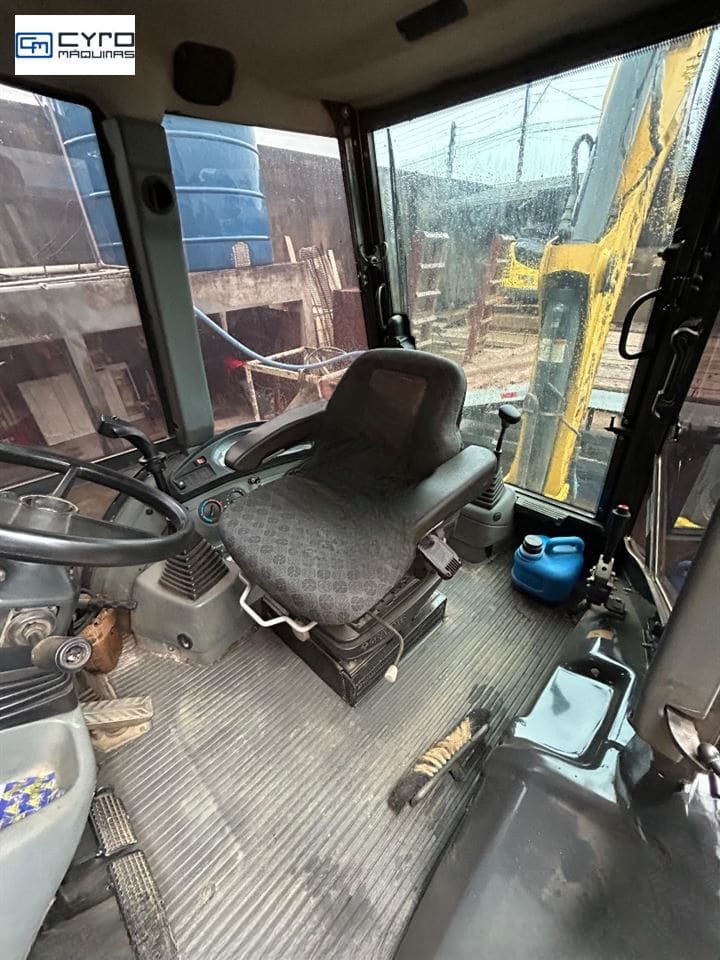 Retro Escavadeira New Holland B95B 2018 - Imagem 6