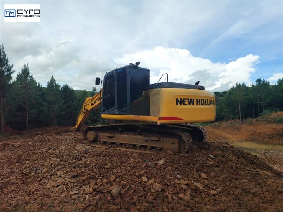 Escavadeira New Holland E175 C 2015 - Imagem 1