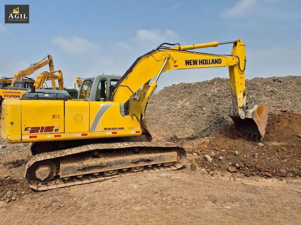 Escavadeira New Holland E215 B 2011 - Imagem 2