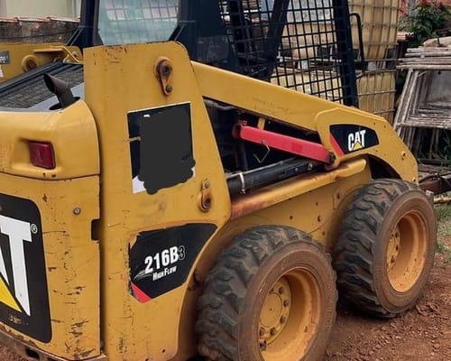 Mini Carregadeira Caterpillar 216 12/12 - Imagem 2