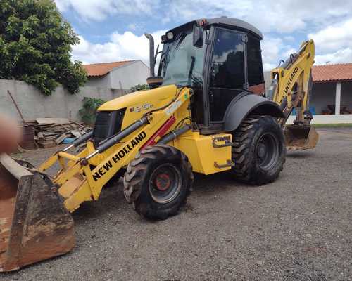 Retroescavadeira New Holland B95B 20/20 - Imagem 1