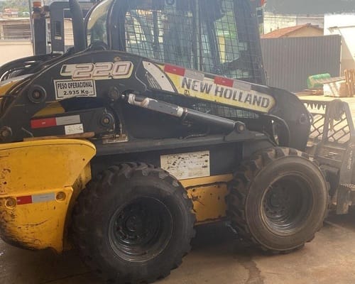 Mini Carregadeira New Holland L220 14/14 - Imagem 2