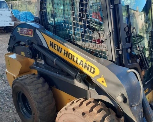 Mini Carregadeira New Holland L220 19/19 - Imagem 3