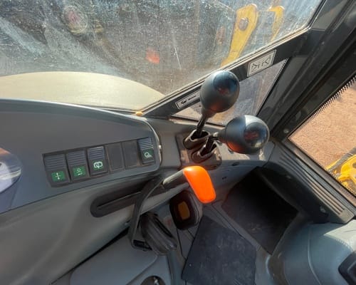 Retroescavadeira New Holland B110B 22/22 - Imagem 8