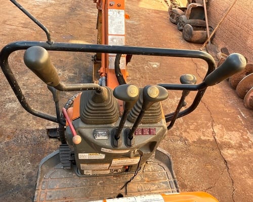 Mini Escavadeira Yanmar SV08 17/17 - Imagem 5