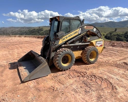 Mini Carregadeira New Holland L225 17/17 - Imagem 1