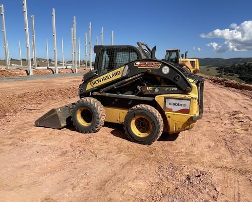 Mini Carregadeira New Holland L225 17/17 - Imagem 2
