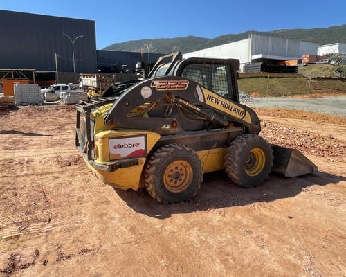 Mini Carregadeira New Holland L225 17/17 - Imagem 3