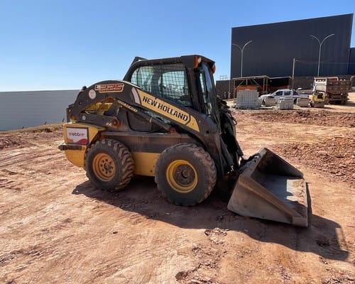 Mini Carregadeira New Holland L225 17/17 - Imagem 4
