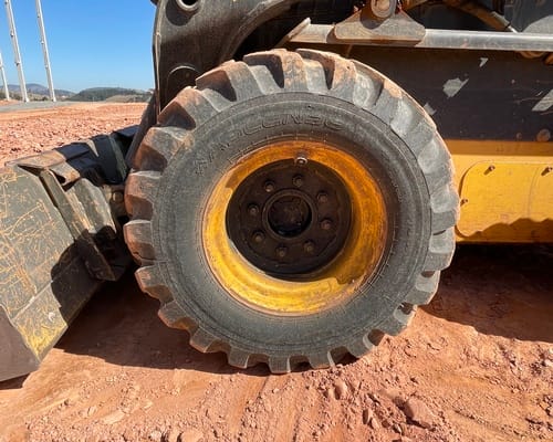 Mini Carregadeira New Holland L225 17/17 - Imagem 17