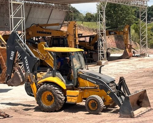 Retroescavadeira Volvo BL60B 10/10 - Imagem 1