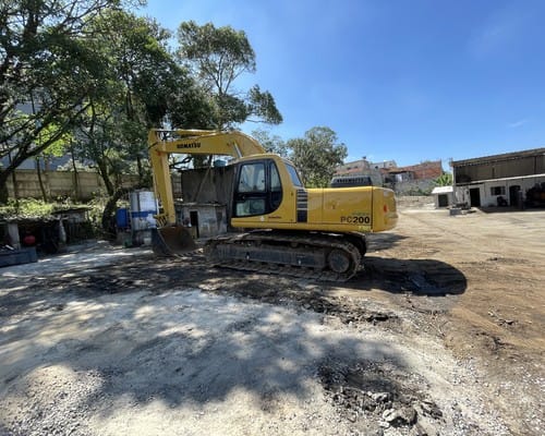 Escavadeira Komatsu PC200 05/05 - Imagem 2