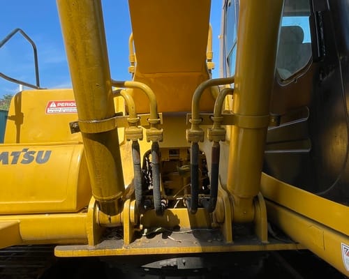 Escavadeira Komatsu PC200 05/05 - Imagem 13