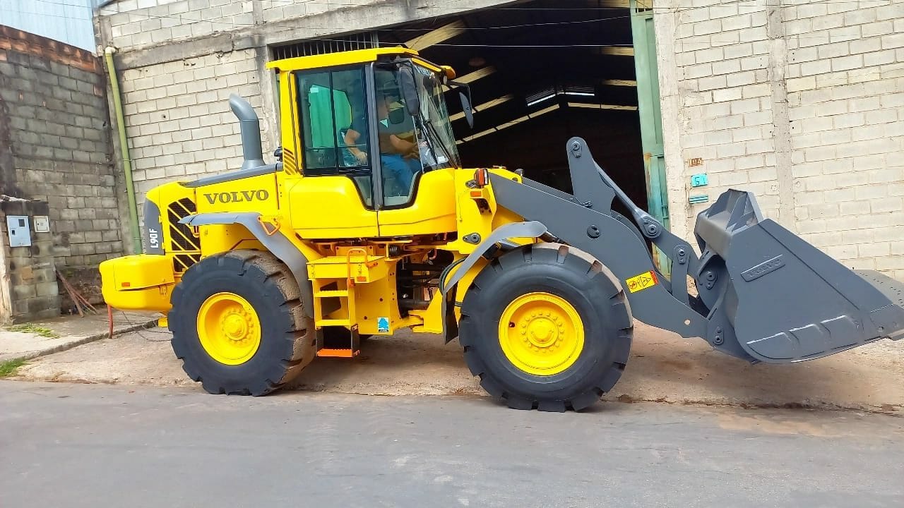 Pá Carregadeira Volvo L90F 2015 - Imagem 1