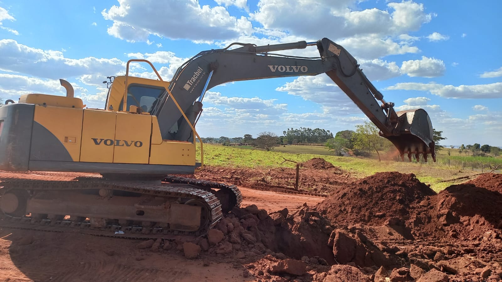 Escavadeira Volvo EC140 BLC 2013 - Imagem 2
