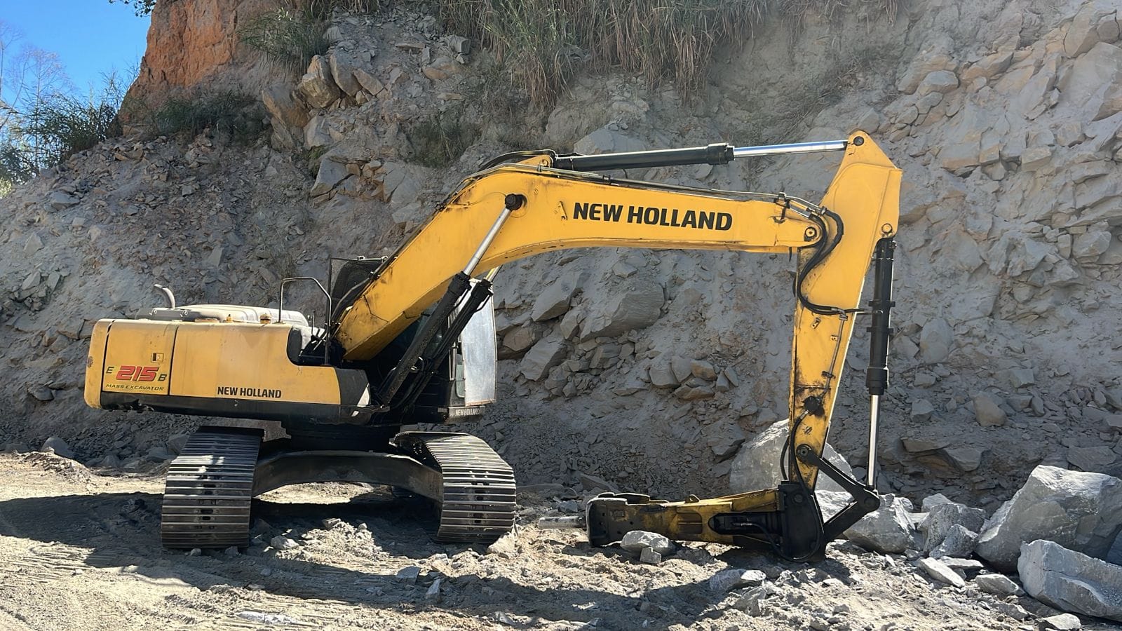 Escavadeira New Holland E215 B 2009 - Imagem 1