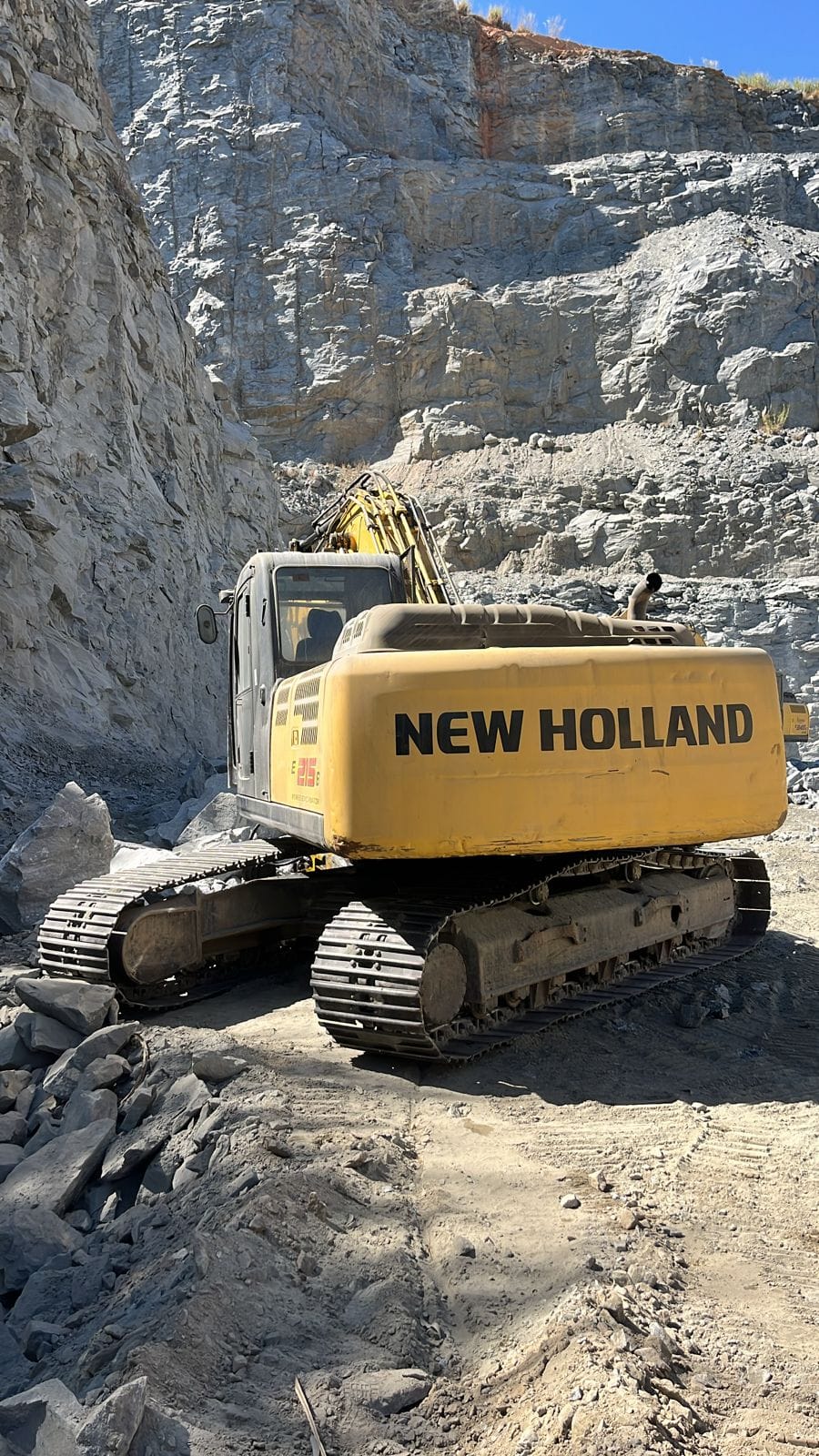 Escavadeira New Holland E215 B 2009 - Imagem 3