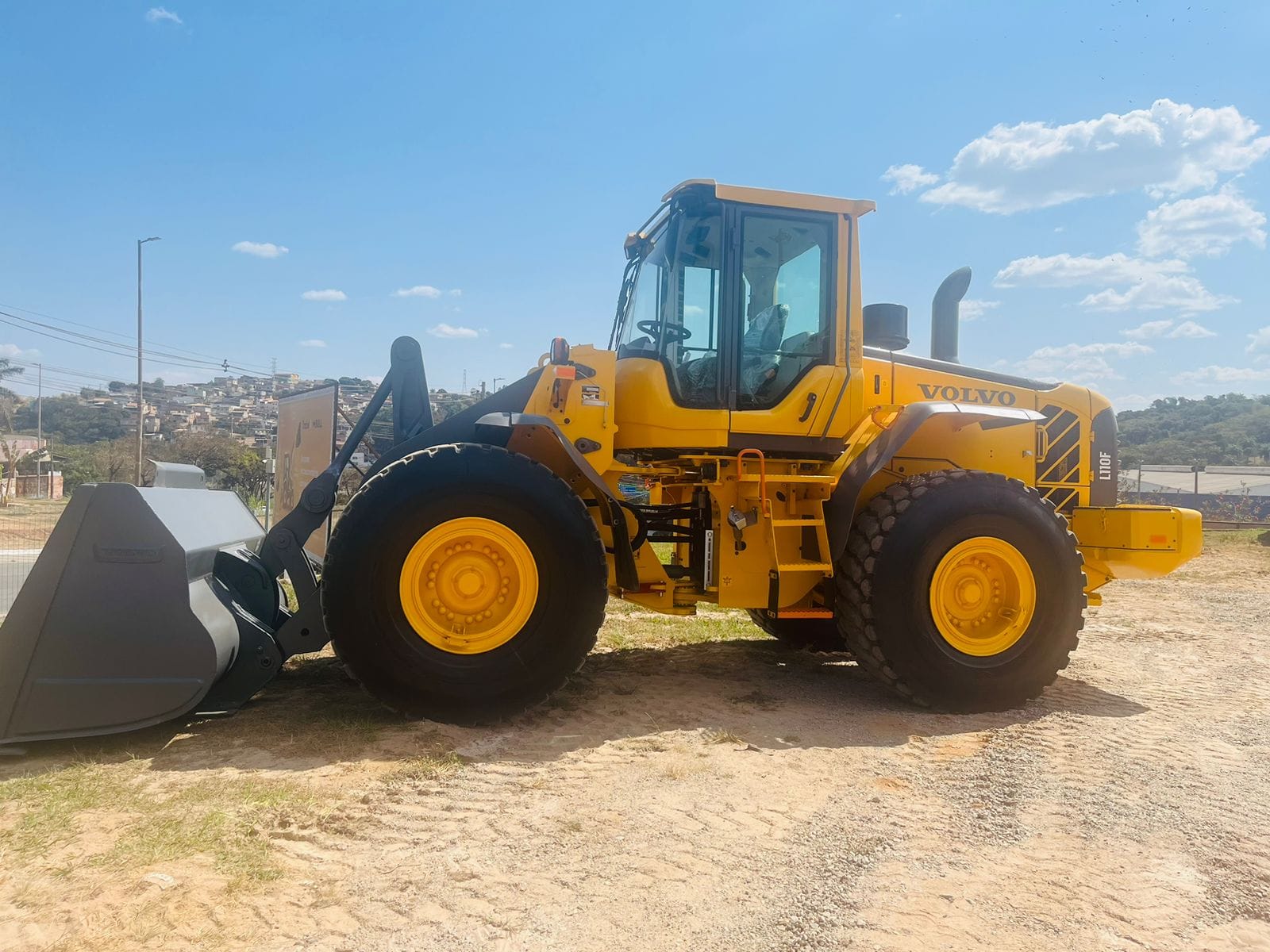 Pá Carregadeira Volvo L110F 2013 - Imagem 1