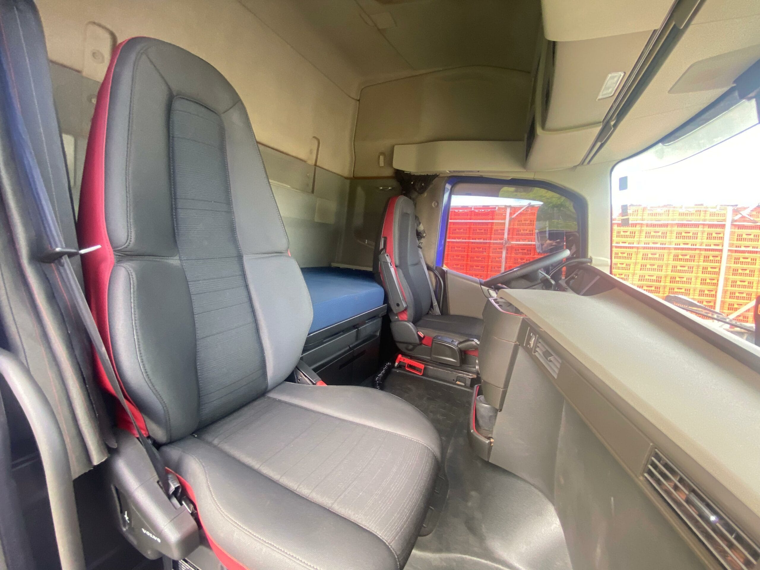 Caminhão Volvo FH 540 6x4T 2020 - Imagem 13