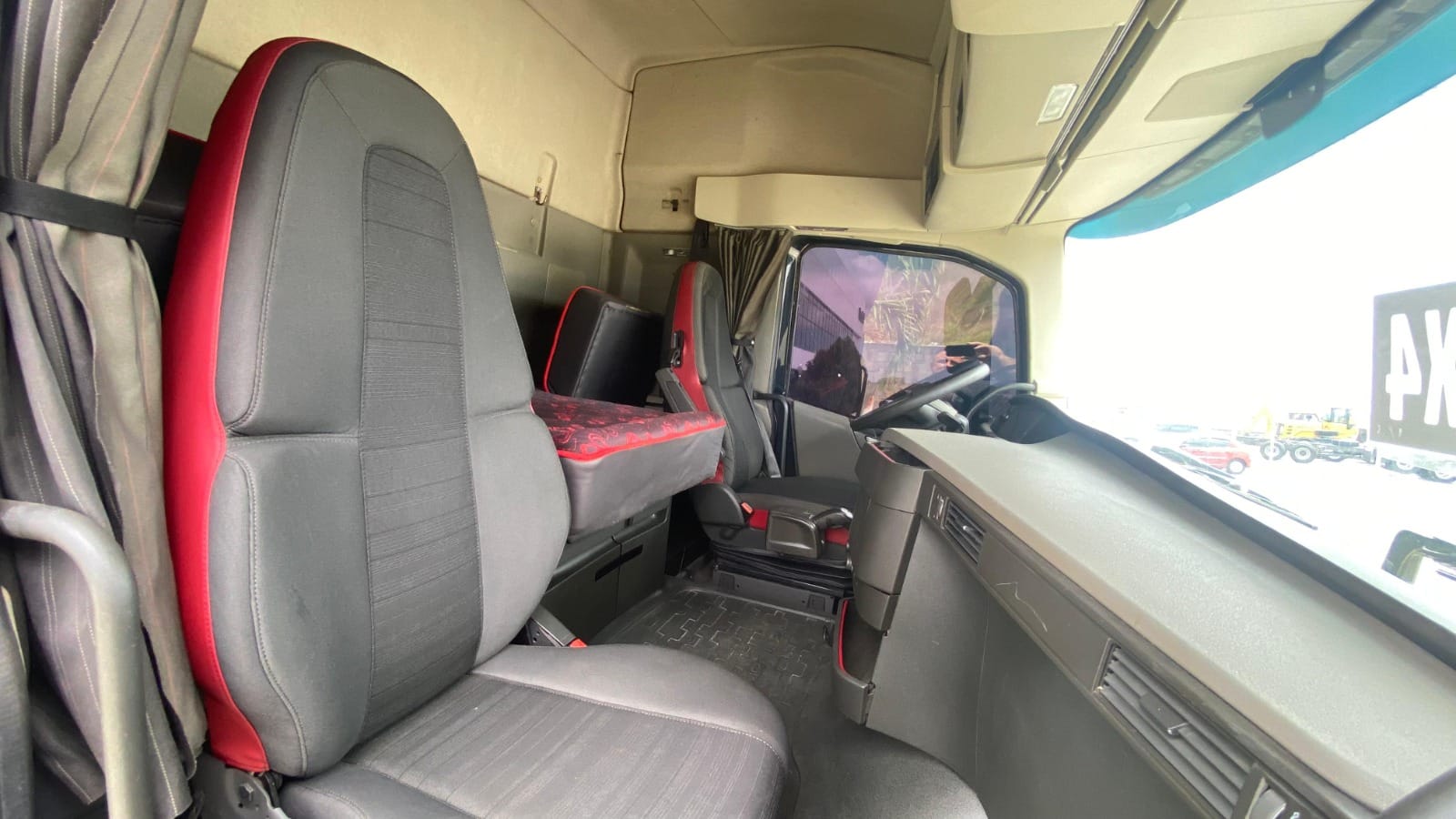 Caminhão Volvo FH 540 6x4T 2019 - Imagem 8