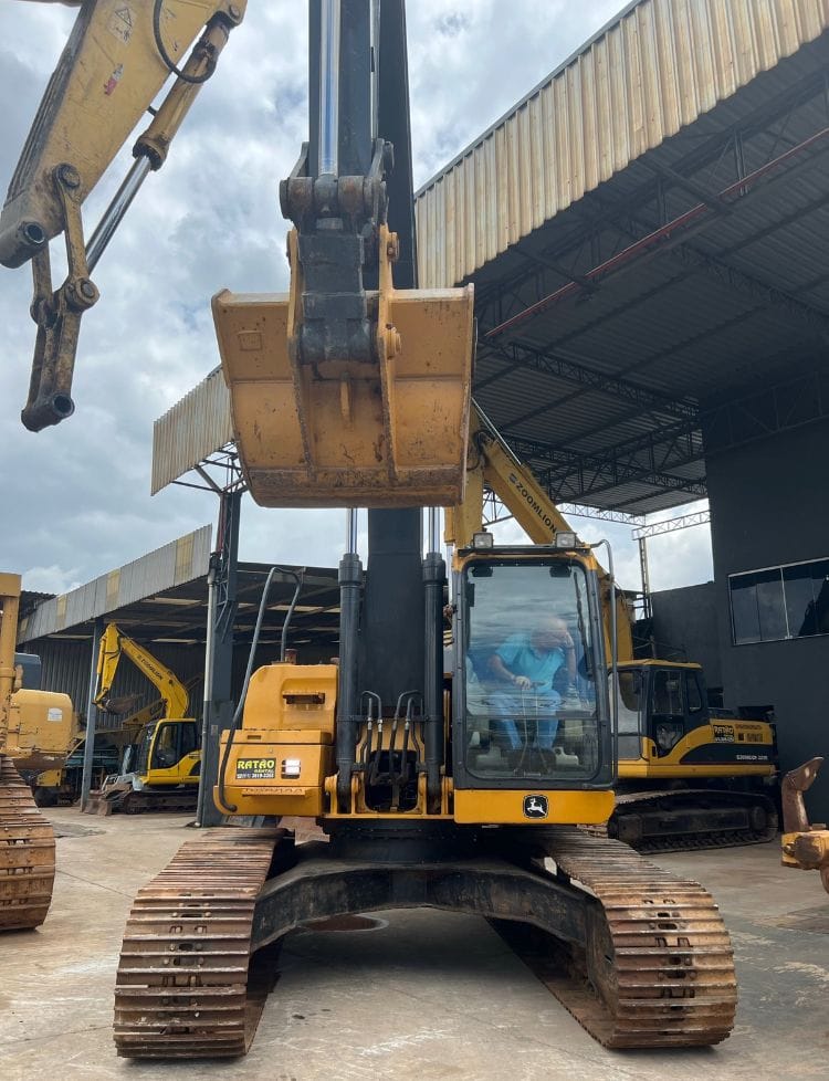 Escavadeira John Deere 210G LC 2015 - Imagem 1
