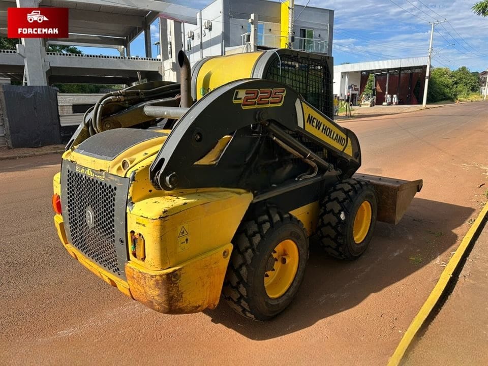 Mini Carregadeira New Holland L225 2013 - Imagem 1