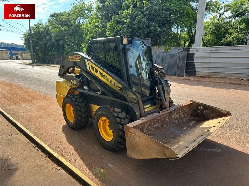 Mini Carregadeira New Holland L225 2013 - Imagem 3