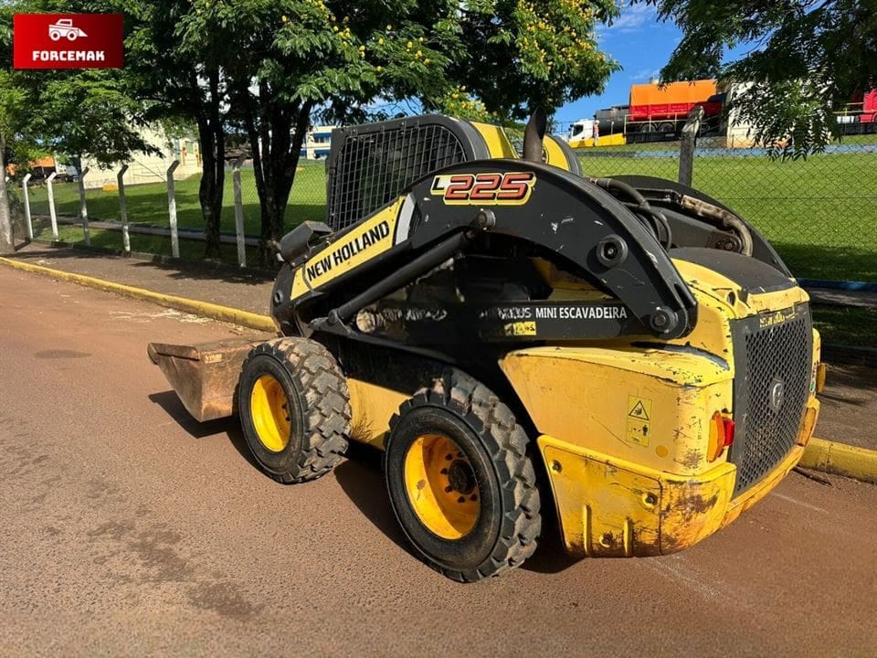 Mini Carregadeira New Holland L225 2013 - Imagem 5