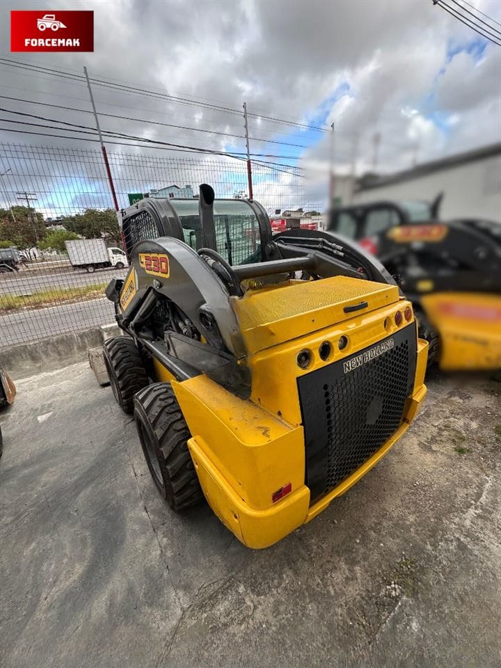 Mini Carregadeira New Holland L230 2020 - Imagem 8