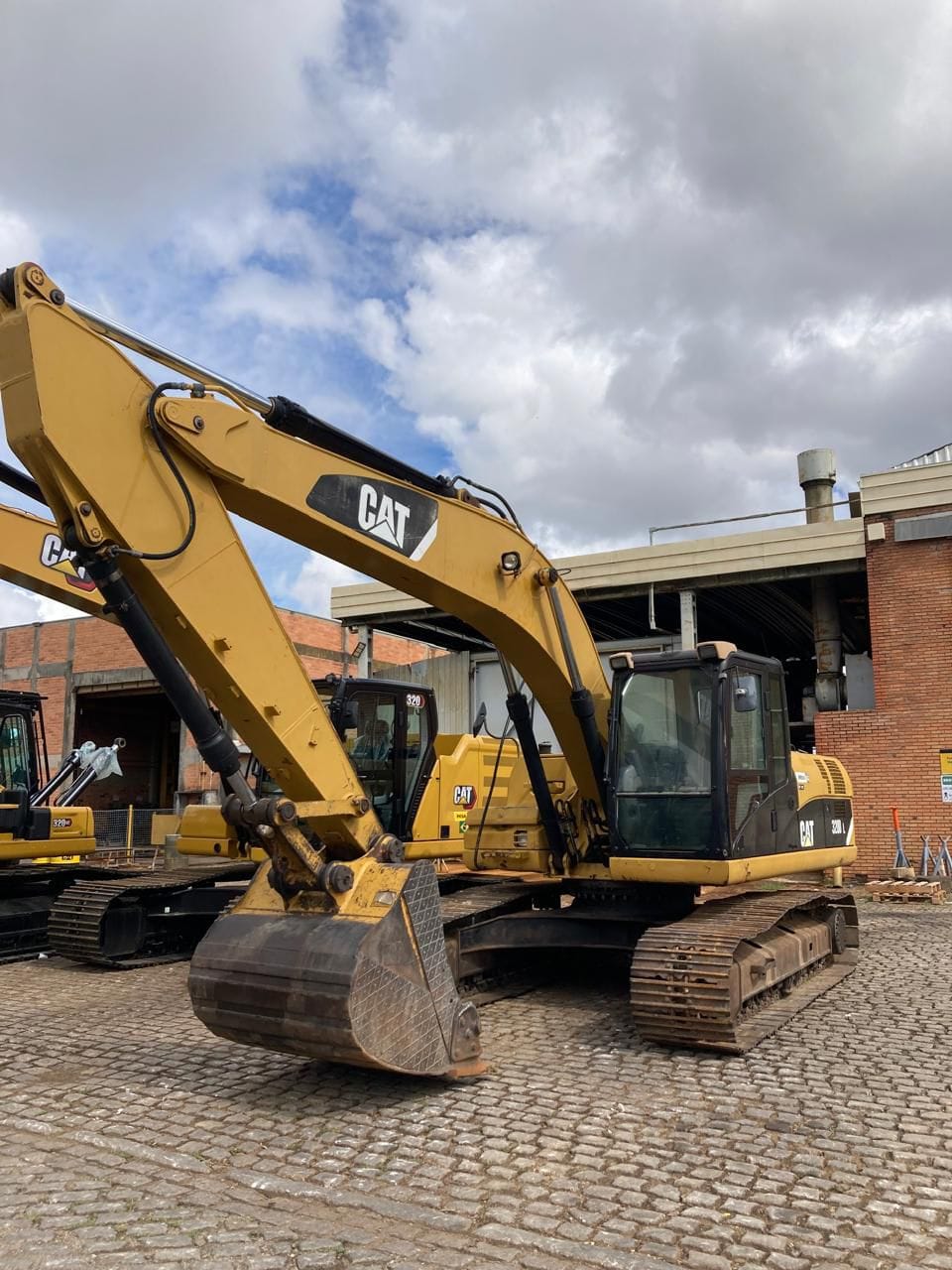Escavadeira Caterpillar 320 DL 2011 - Imagem 1
