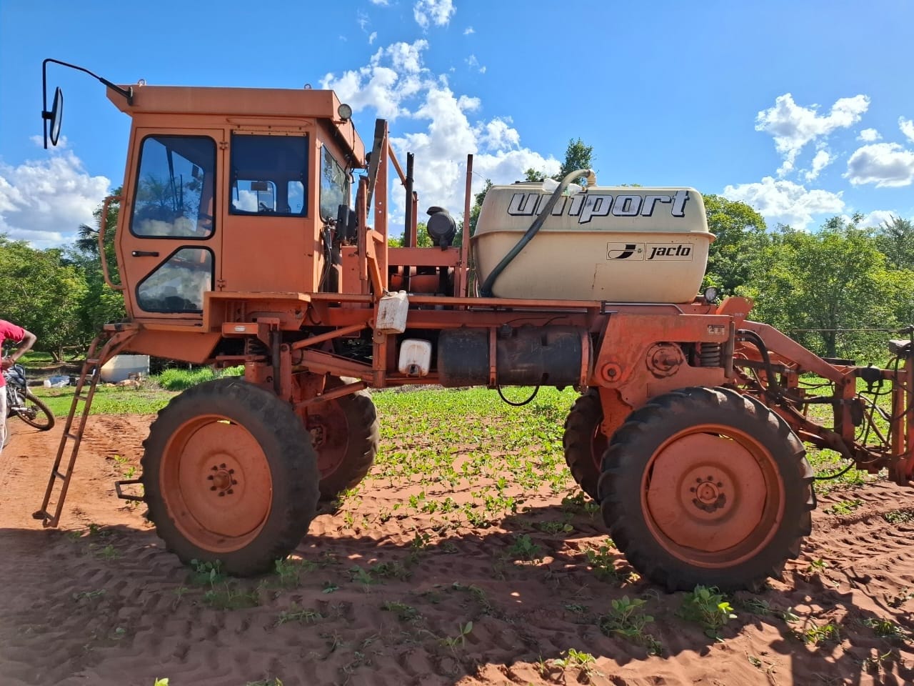 Pulverizador Autopropelido Jacto UNIPORT 2000 2001 - Imagem 1