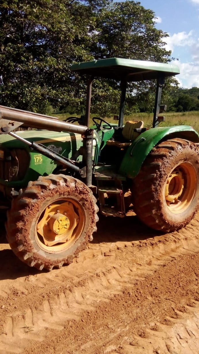 Trator agrícola John Deere 5065 E 2013 - Imagem 2