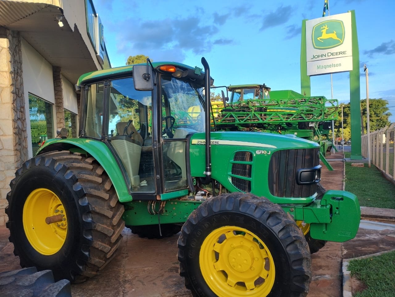 Trator agrícola John Deere 6110 2016 - Imagem 1