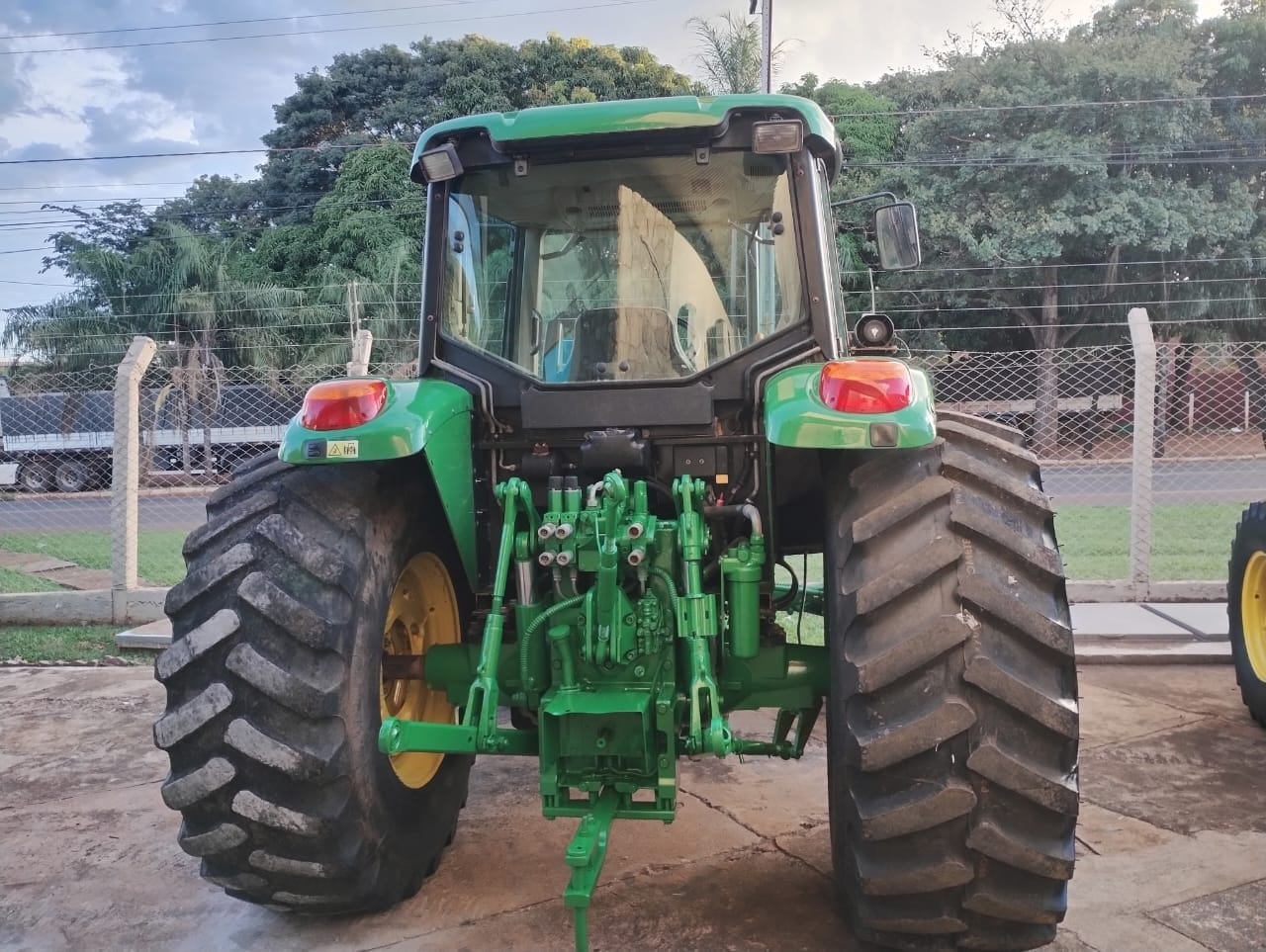Trator agrícola John Deere 6110 2016 - Imagem 2
