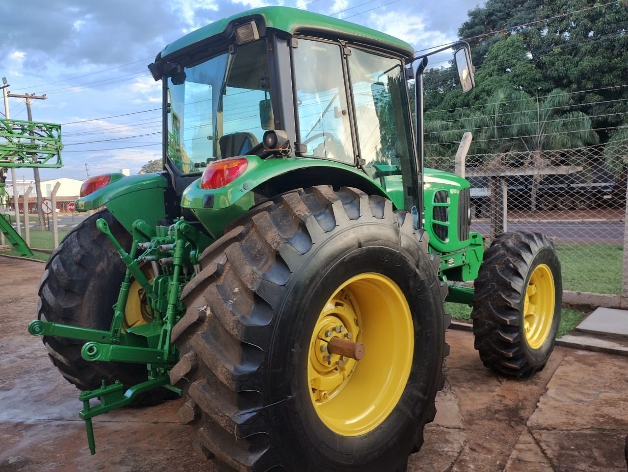 Trator agrícola John Deere 6110 2016 - Imagem 3