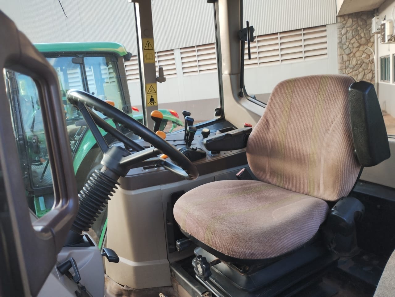 Trator agrícola John Deere 6110 2016 - Imagem 7