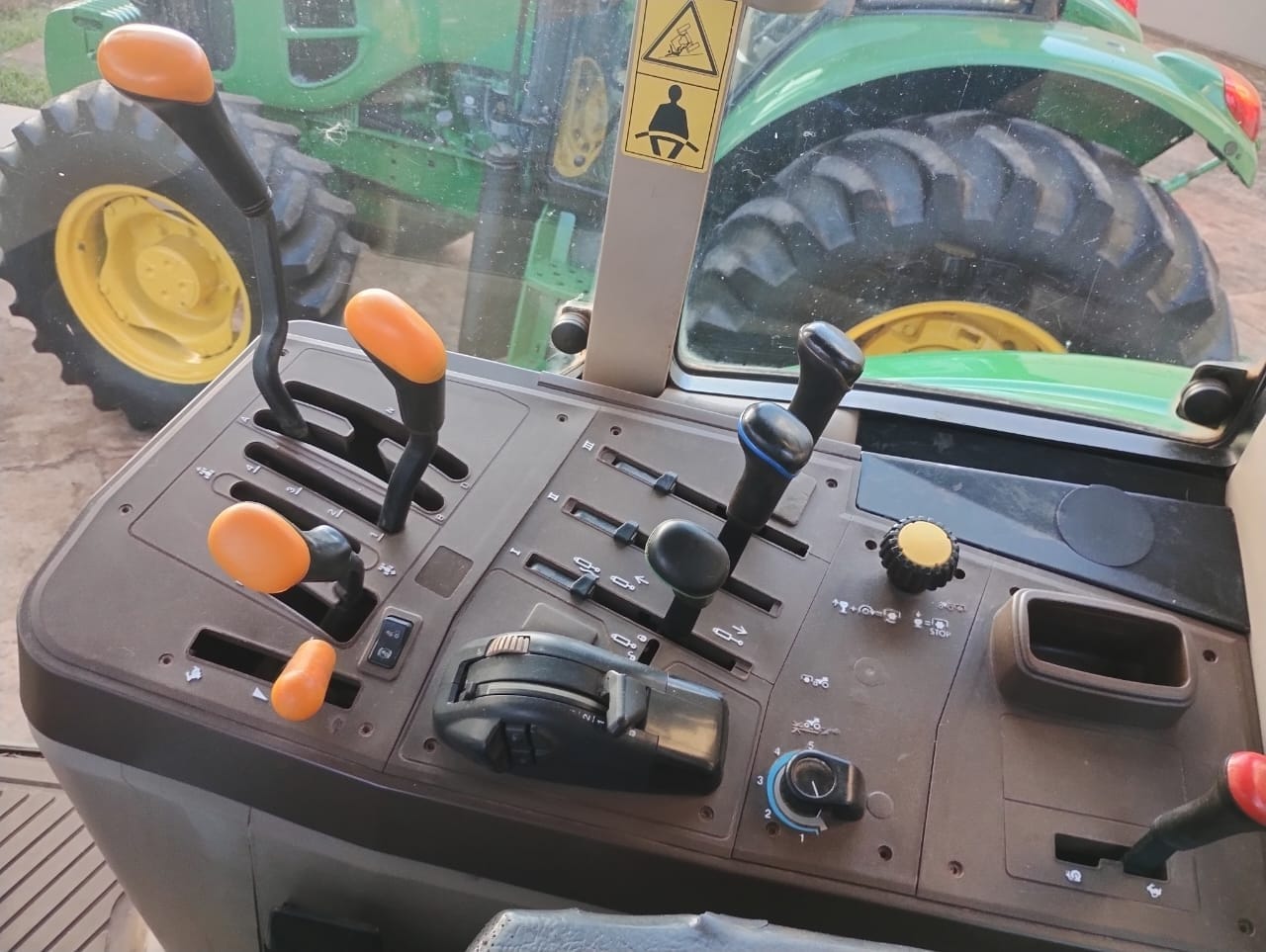 Trator agrícola John Deere 6110 2016 - Imagem 9