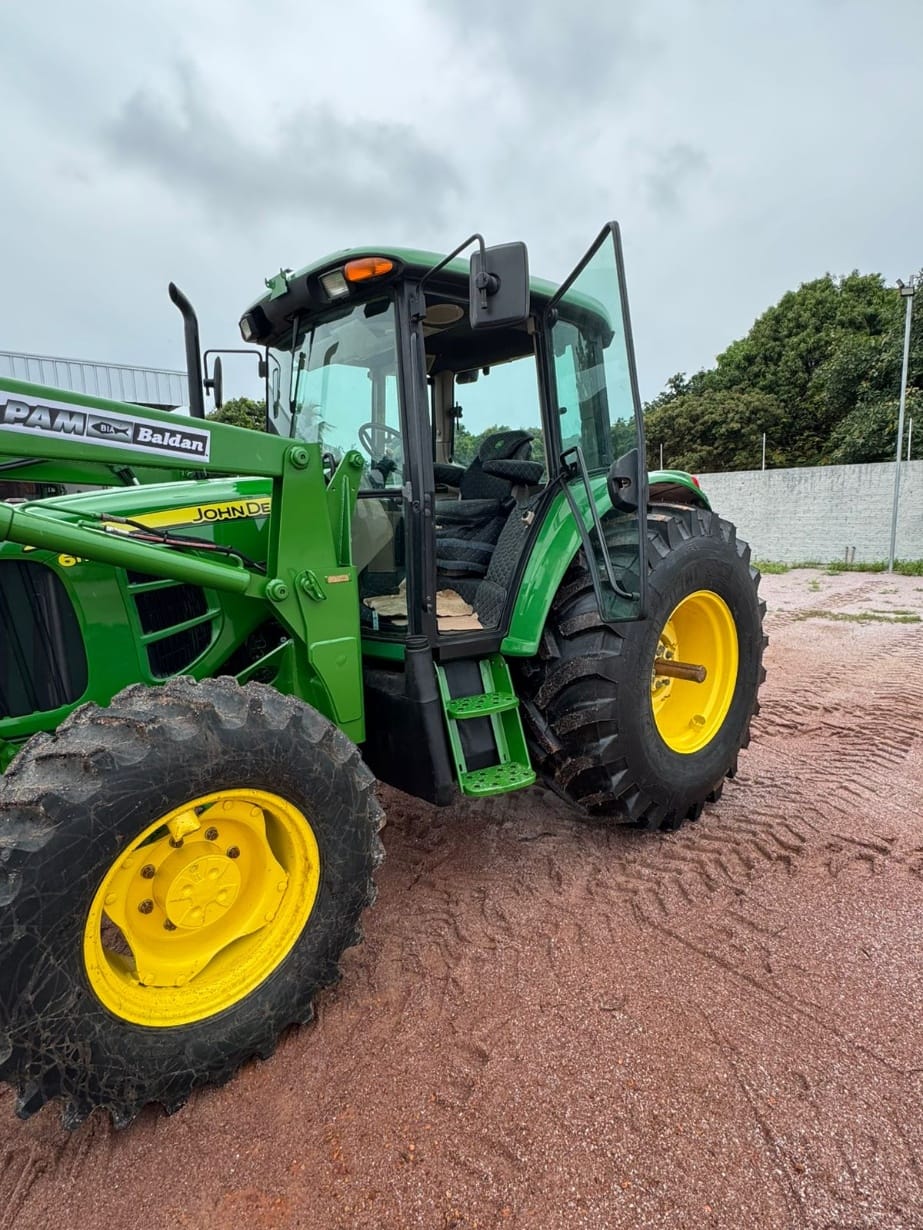 Trator agrícola John Deere 6110J 2014 - Imagem 1