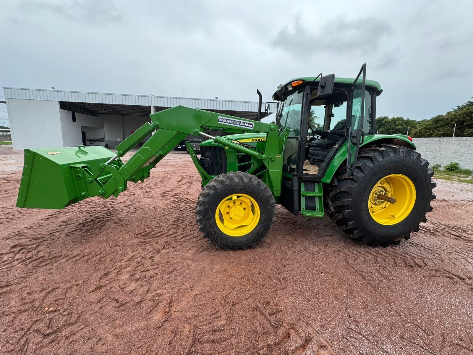 Trator agrícola John Deere 6110J 2014 - Imagem 5