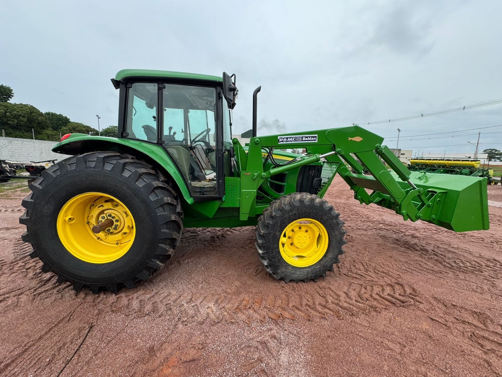 Trator agrícola John Deere 6110J 2014 - Imagem 11
