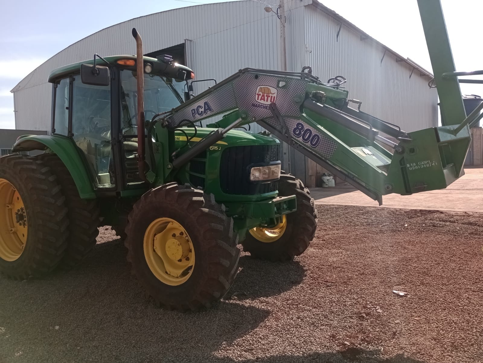 Trator agrícola John Deere 6115J 2017 - Imagem 2