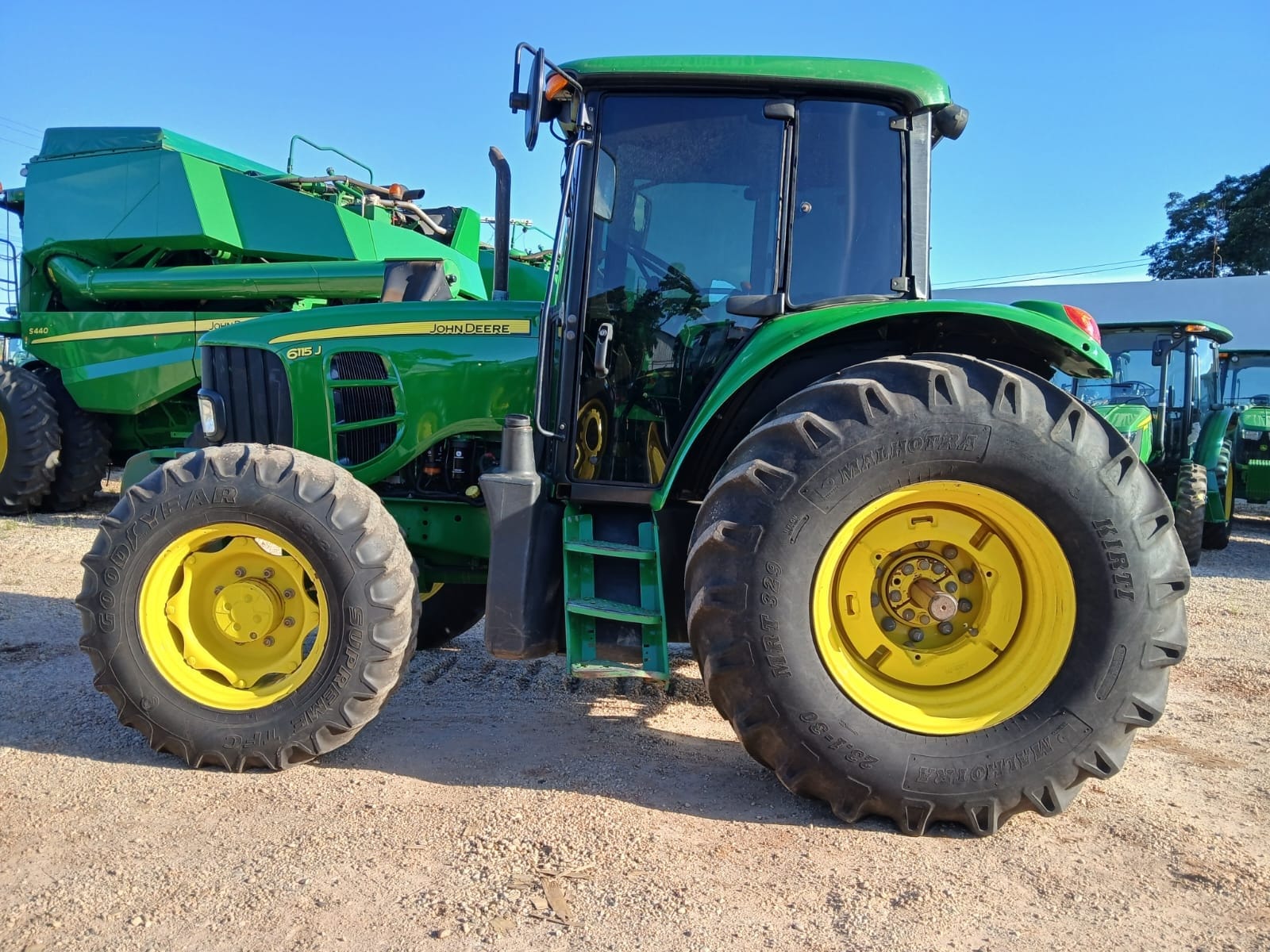 Trator agrícola John Deere 6115J 2021 - Imagem 4