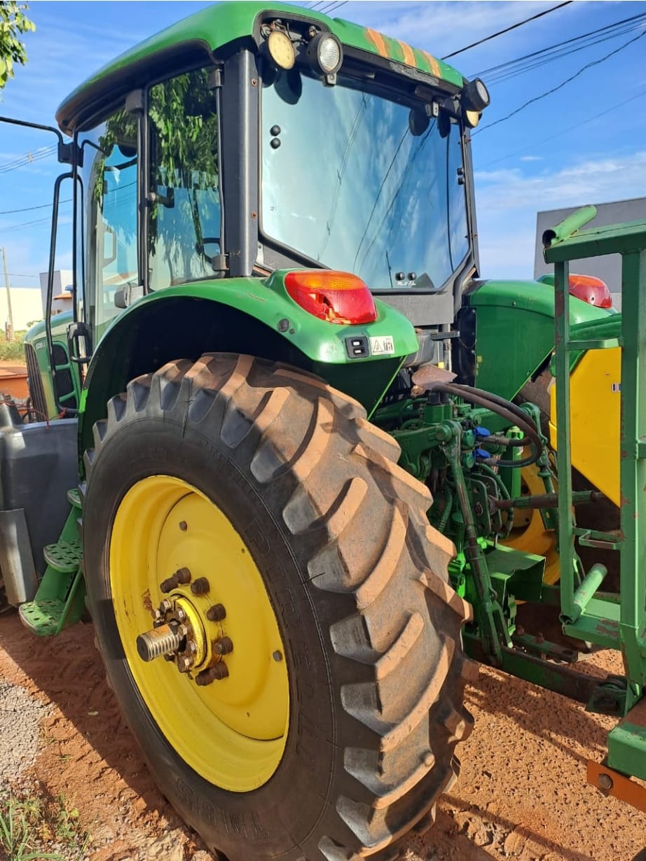 Trator agrícola John Deere 6135J 2017 - Imagem 3