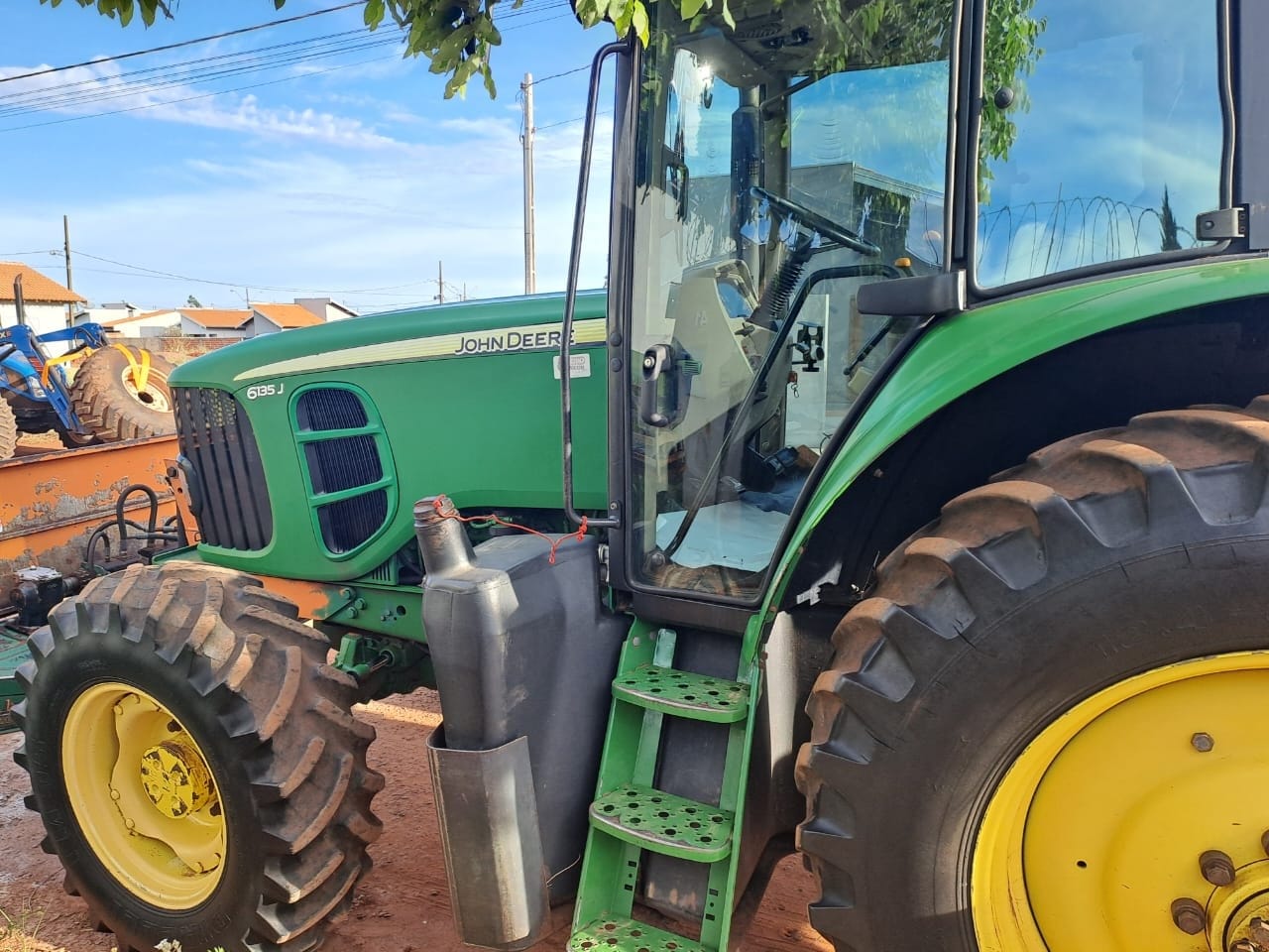 Trator agrícola John Deere 6135J 2017 - Imagem 4
