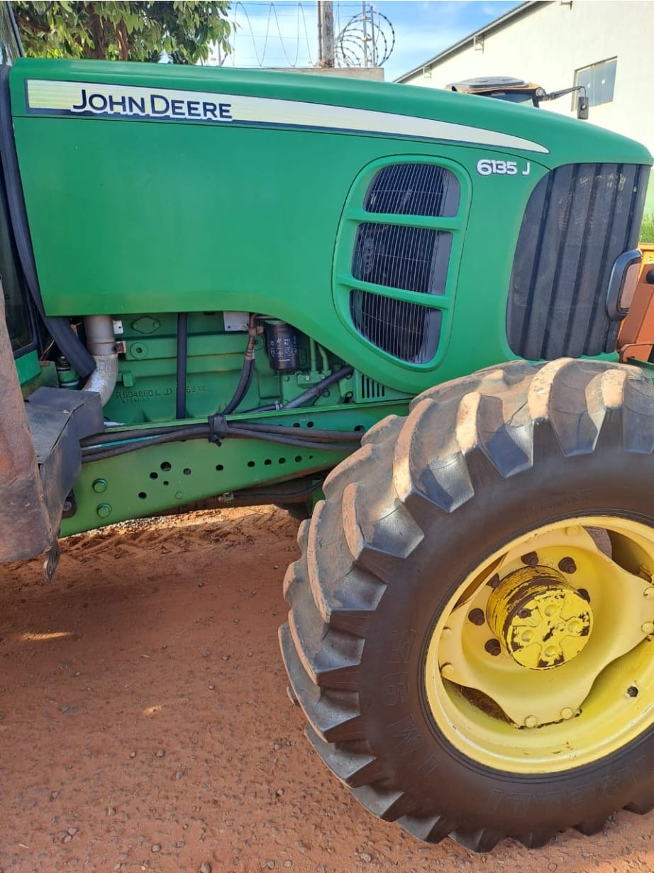 Trator agrícola John Deere 6135J 2017 - Imagem 5
