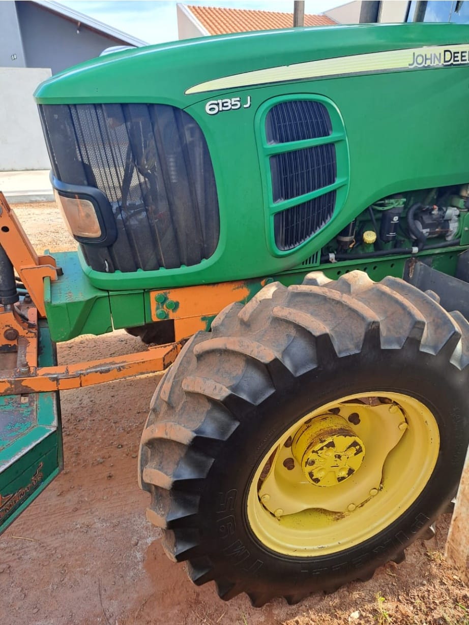 Trator agrícola John Deere 6135J 2017 - Imagem 6