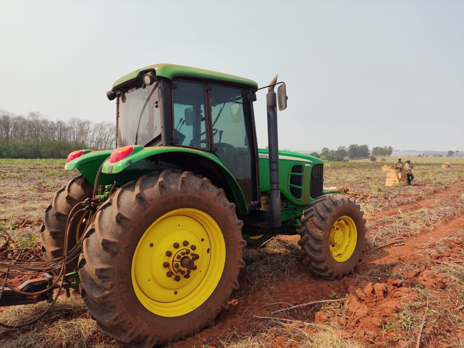 Trator agrícola John Deere 6135J 2017 - Imagem 3