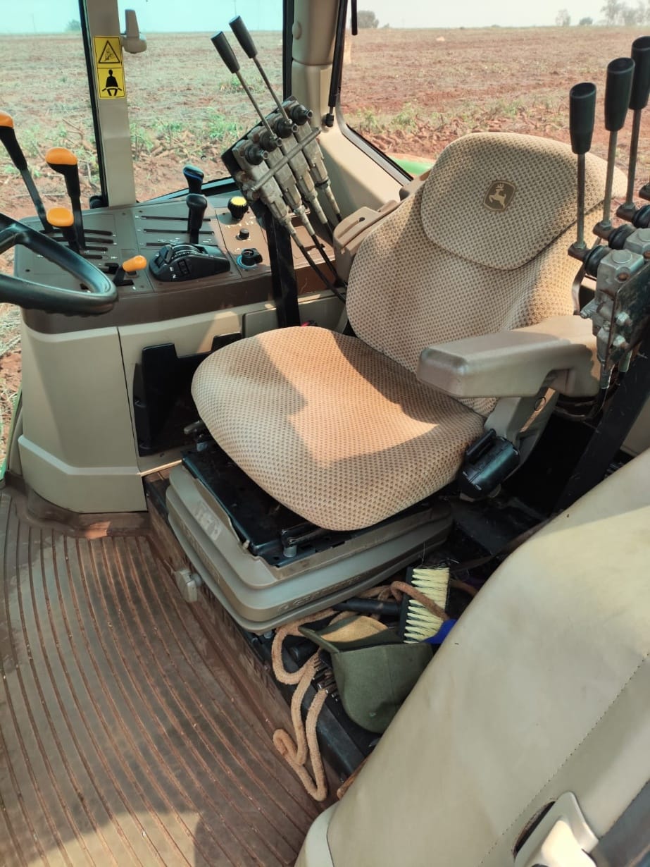 Trator agrícola John Deere 6135J 2017 - Imagem 9